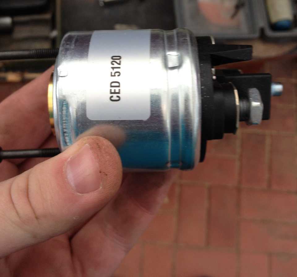 Пежо 308 не заводится, стартер крутит но не схватывает: причины