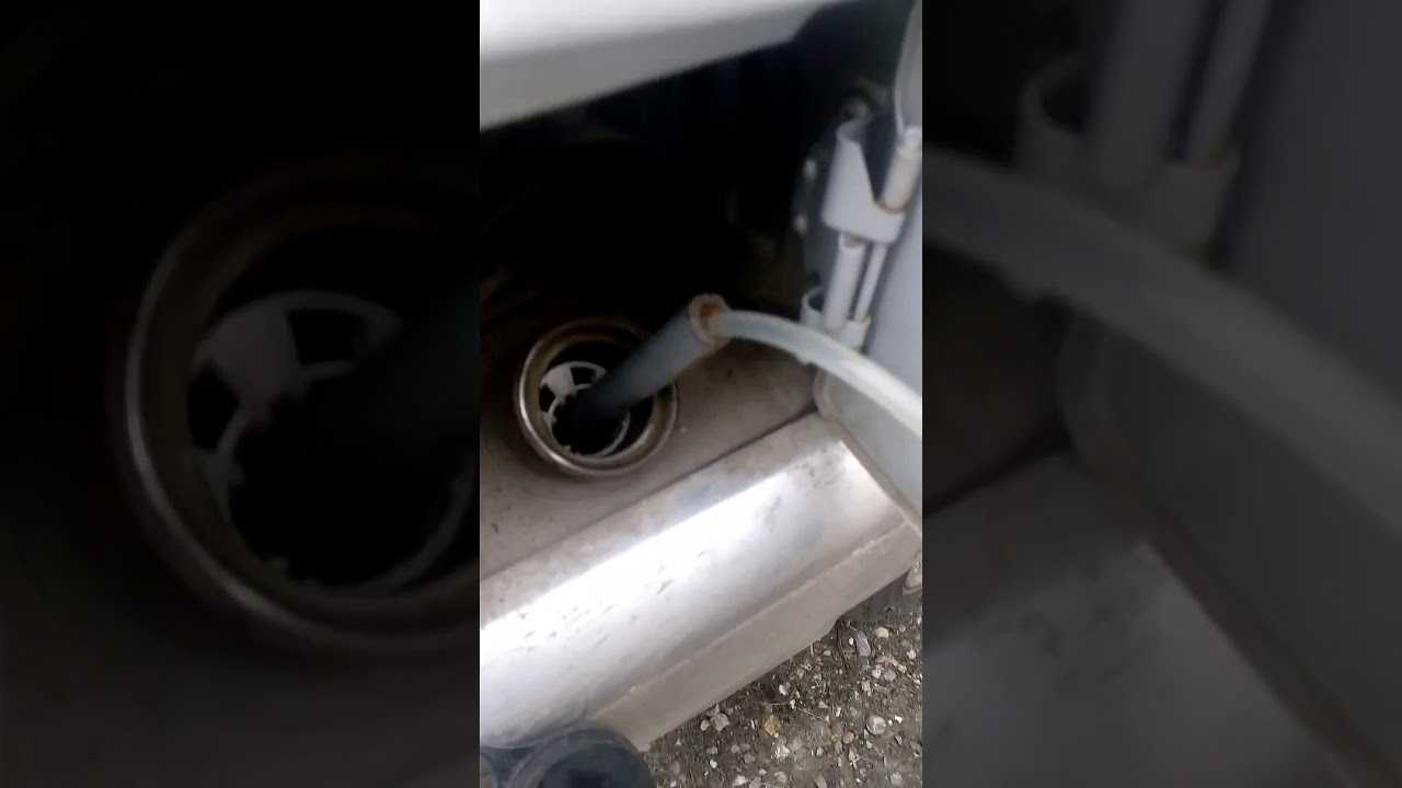 Как слить бензин с приоры видео