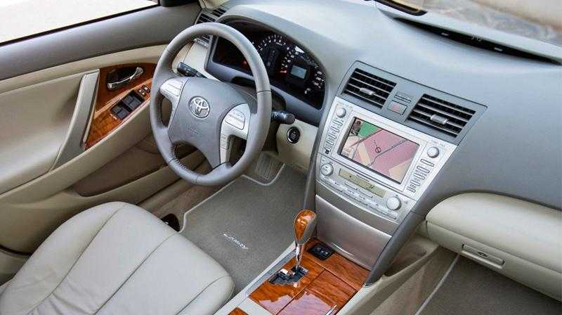 Различия в комплектациях toyota camry