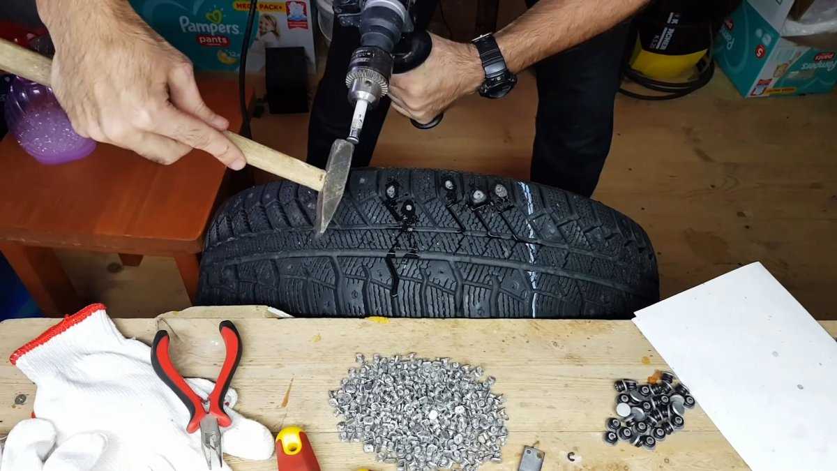 Для улучшения управляемости и сцепления по льду многие автовладельцы решаются на ошиповку резины Выполнить данную процедуру несложно своими руками