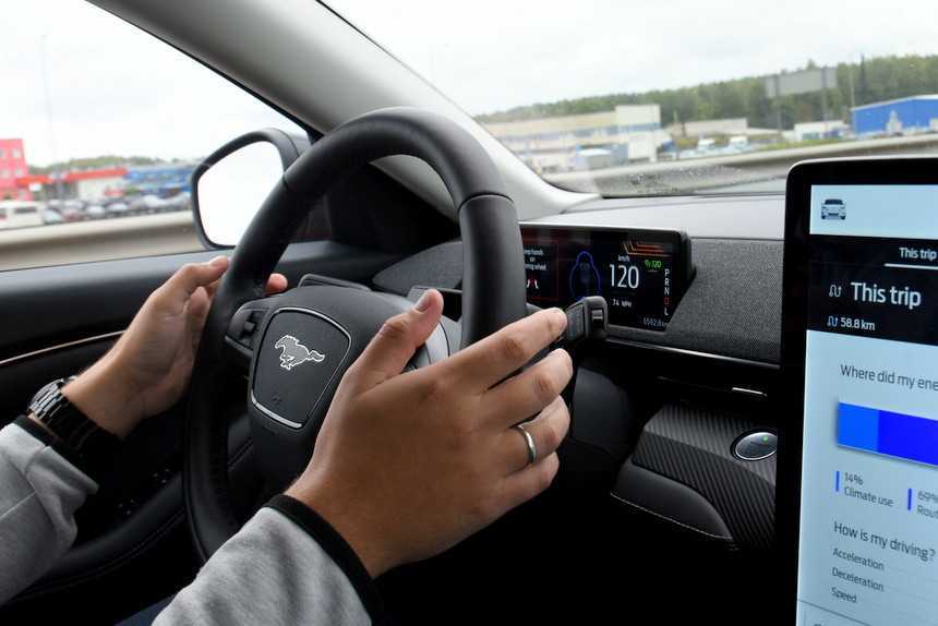 В современных машинах внедрено немало различных опций, и далеко не всегда даже опытный водитель знает предназначение всех кнопок, которые есть в его новом автомобиле