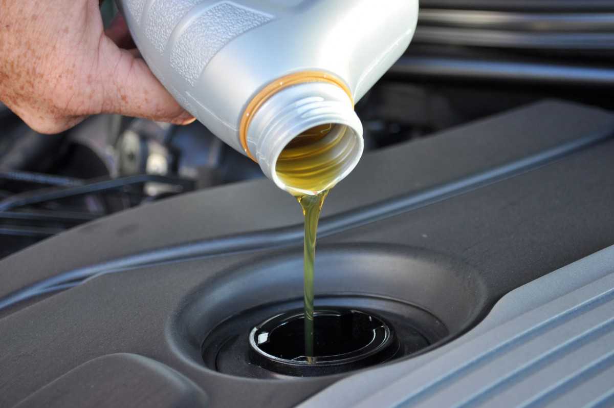В последнее время автомобильные эксперты в один голос стали заявлять о необходимости часто менять моторное масло в двигателе