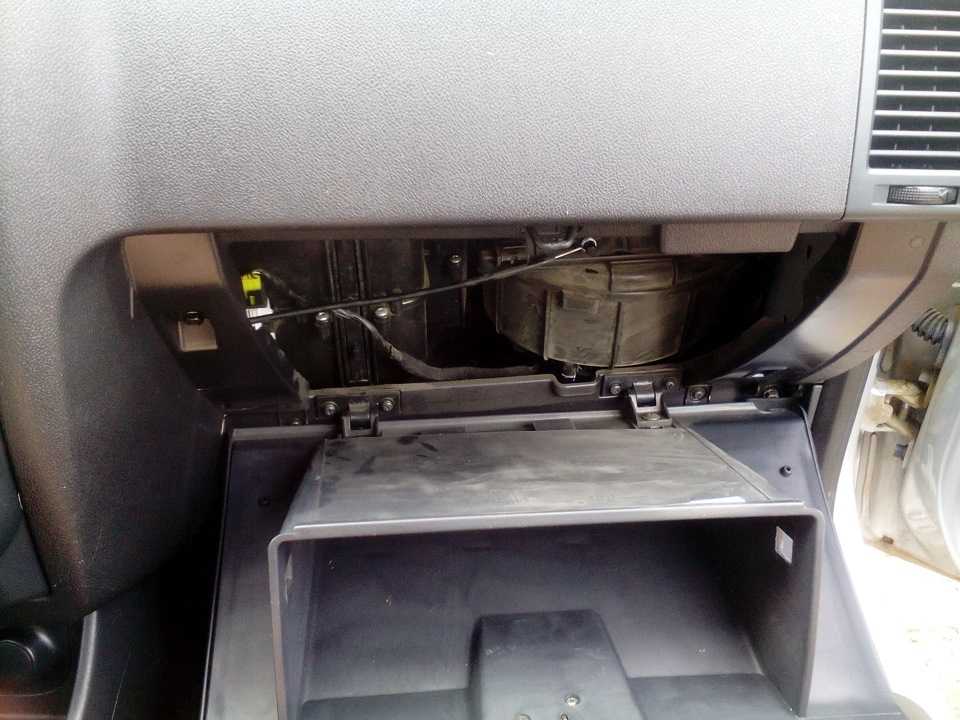 Как поменять салонный фильтр в автомобиле